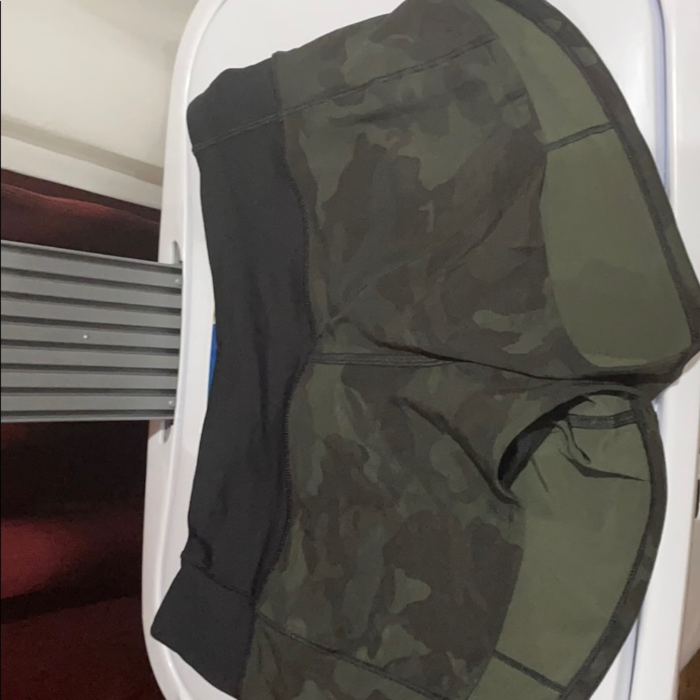 Lululemon camo hottie hot 2.5 inch shorts